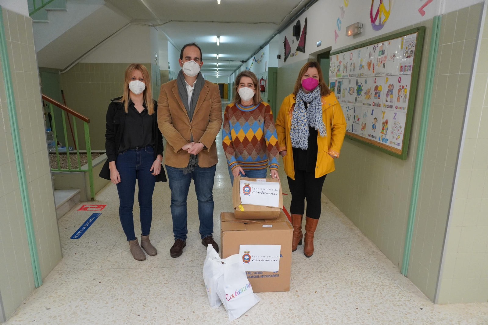 Carboneras reparte más de 3.000 mascarillas FFP2 a todos los centros educativos