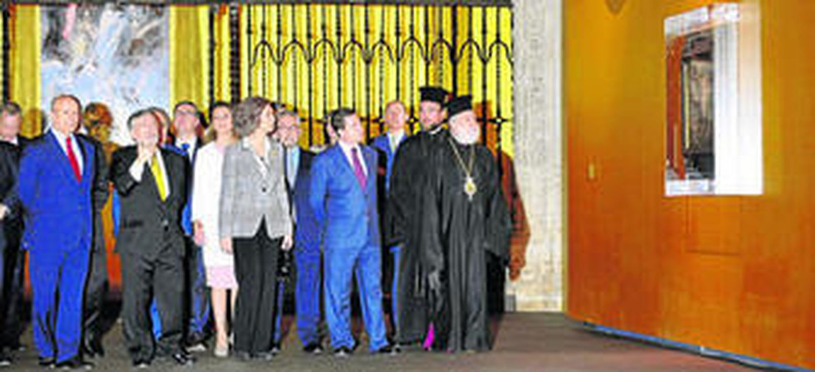 La Reina, acompañada de autoridades e invitados, en el recorrido que hizo por la muestra que conmemora los 400 años de la muerte del pintor.