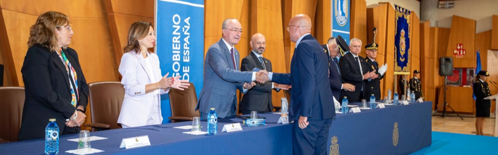 El alcalde entrega a López Nieto la distinción.