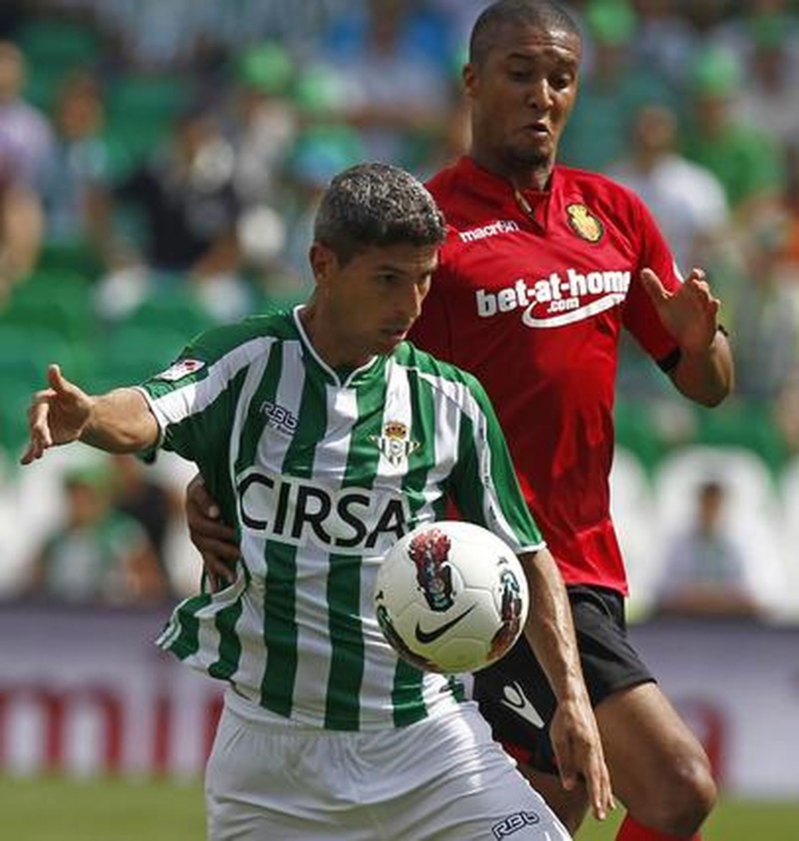 El Betis gana el segundo partido de su regreso a Primera gracias a un gol de Rubén Castro (1-0). / Antonio Pizarro