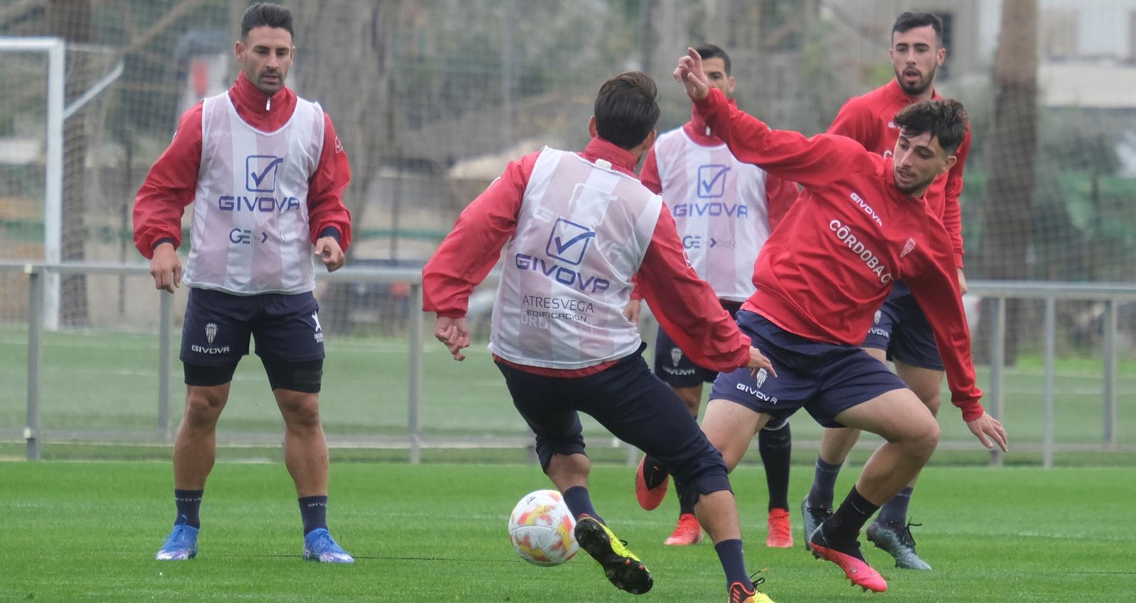 Álex Bernal y Christian Delgado pugnan por el balón en un entrenamiento del Córdoba CF.