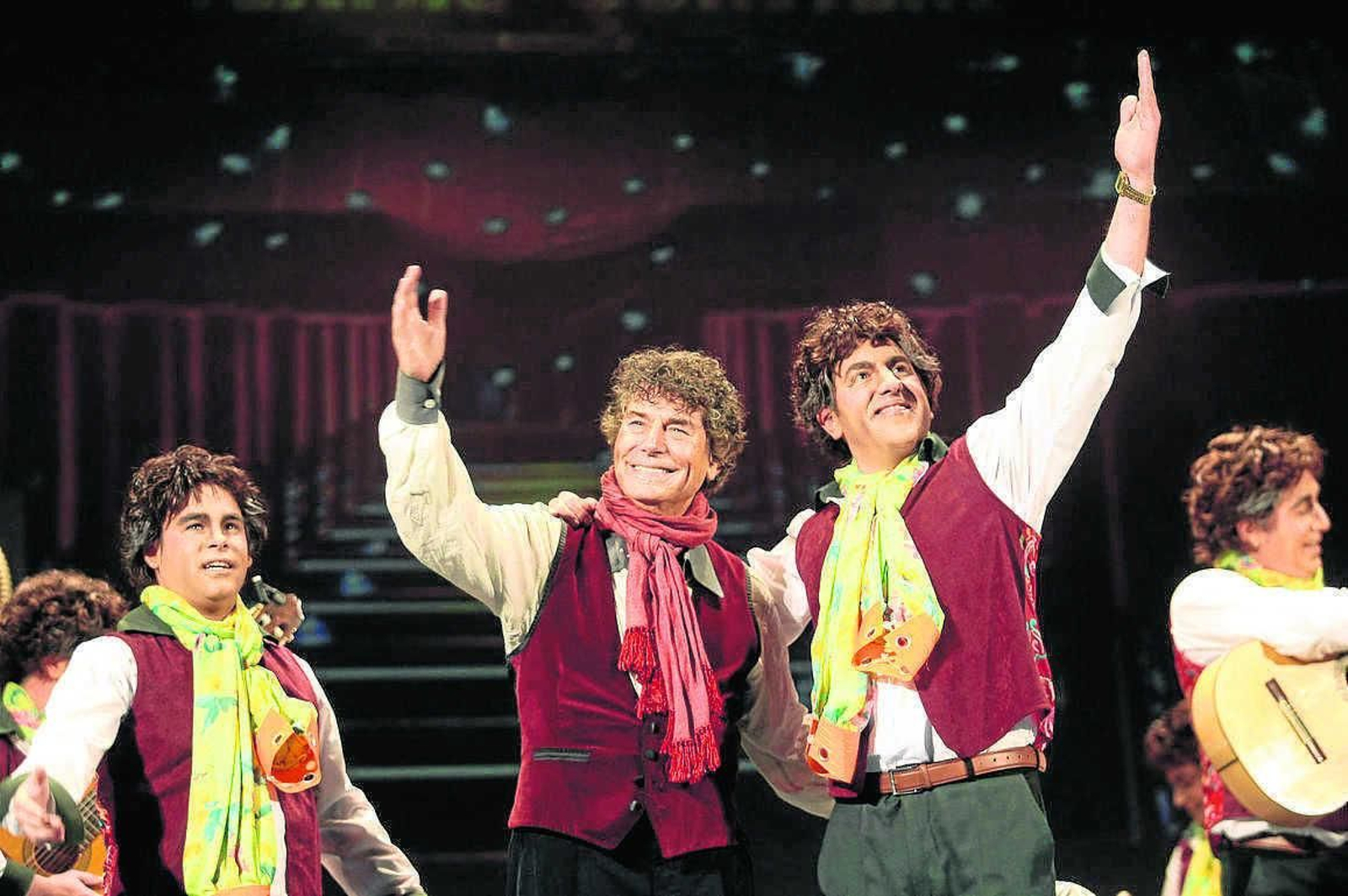 En el escenario del Falla con la chirigota 'Los Quintero' En el escenario del Falla con la chirigota 'Los Quintero'
