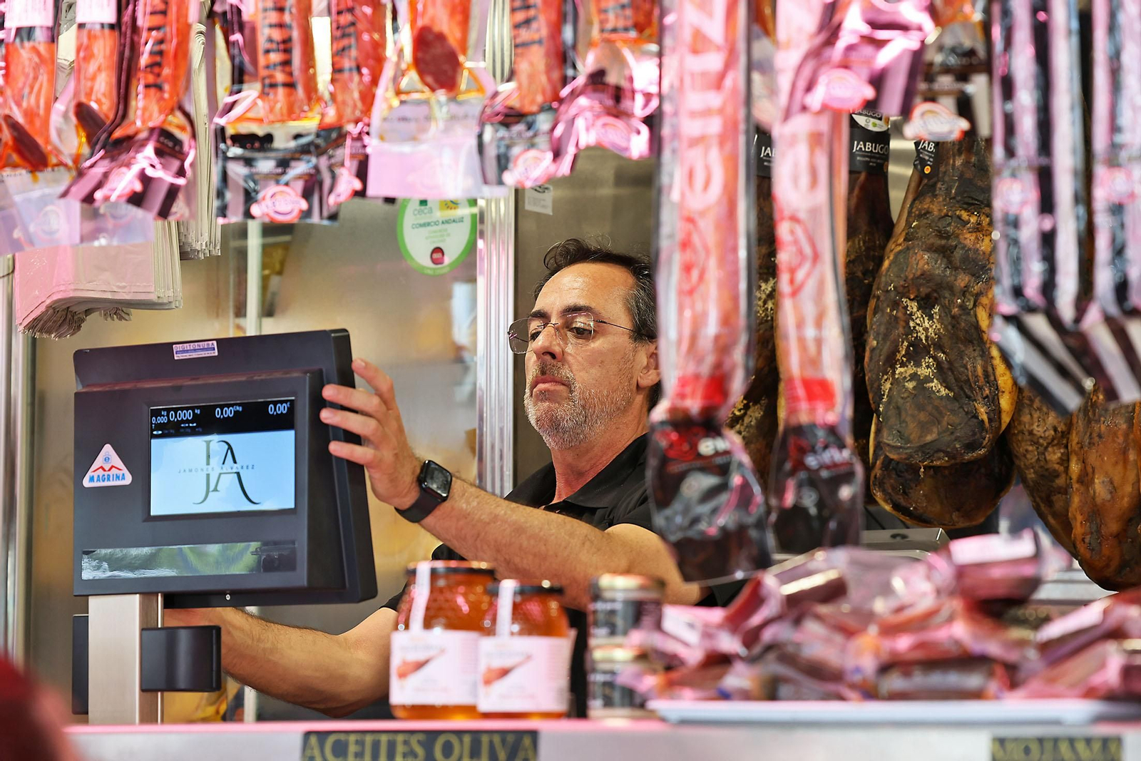 Imágenes de las compras en el entorno del Mercado del Carmen en la mañana de sábado