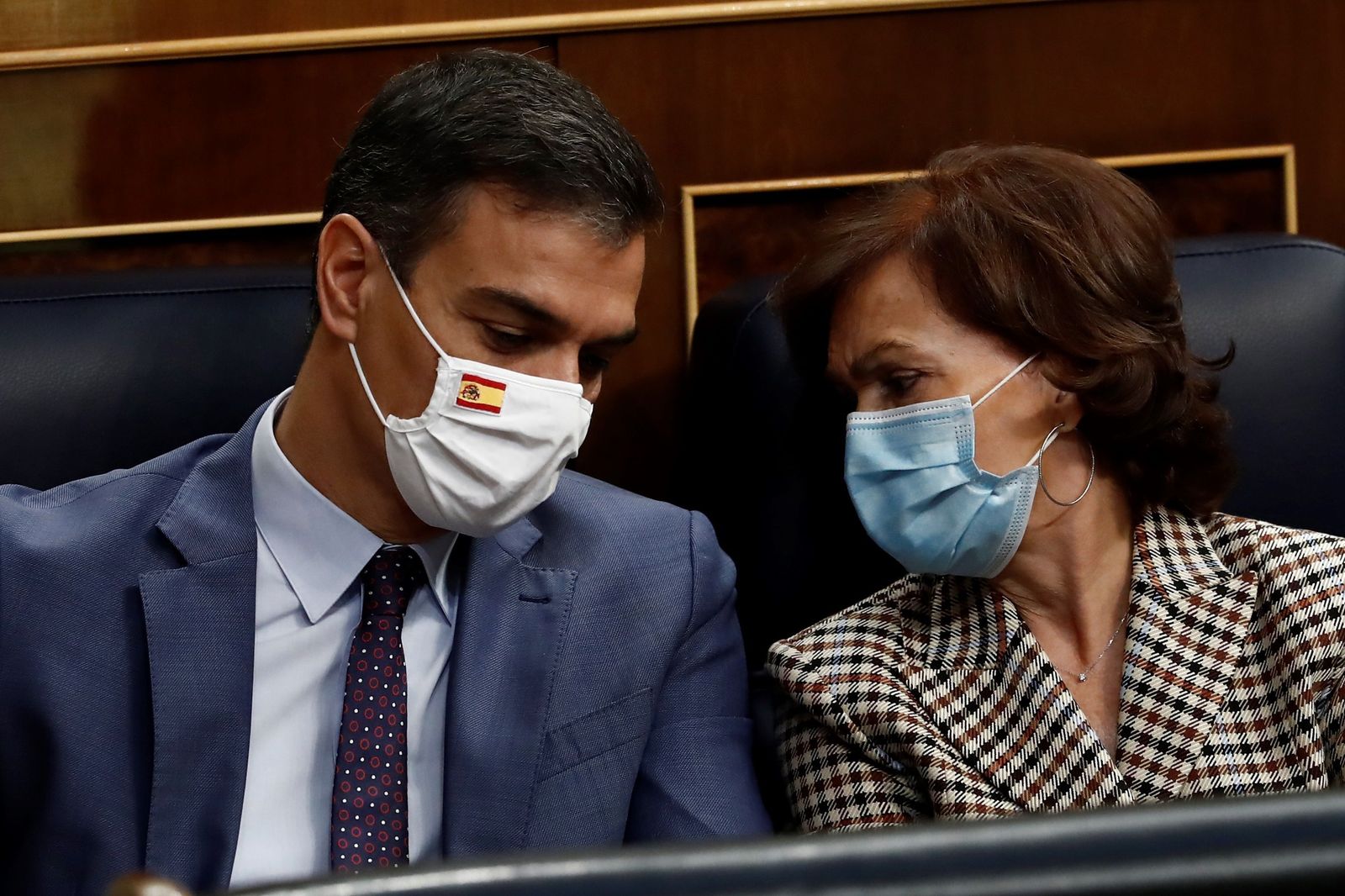 Pedro Sánchez charla con Carmen Calvo durante un Pleno.