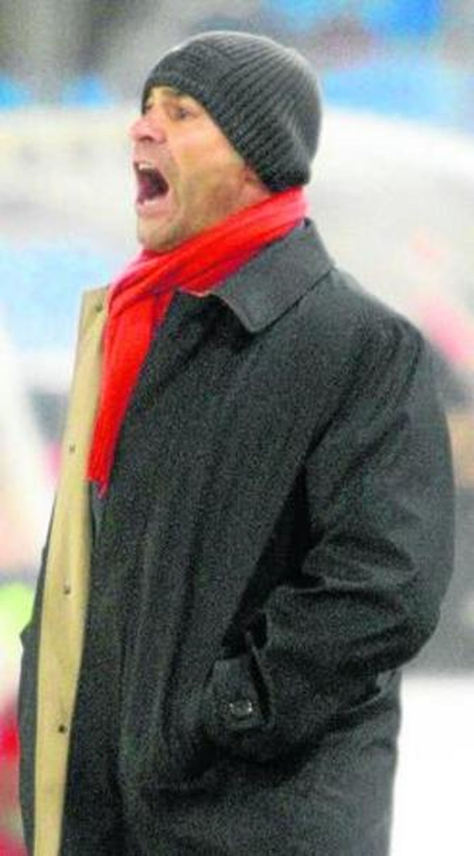 Paco Jémez, protegido por el frío, se desgañita desde la banda.