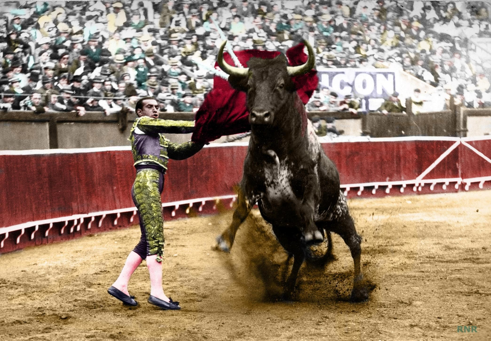 Cagancho, en una de sus tardes más inspiradas, en la fotografía coloreada por Rafael Navarrete.