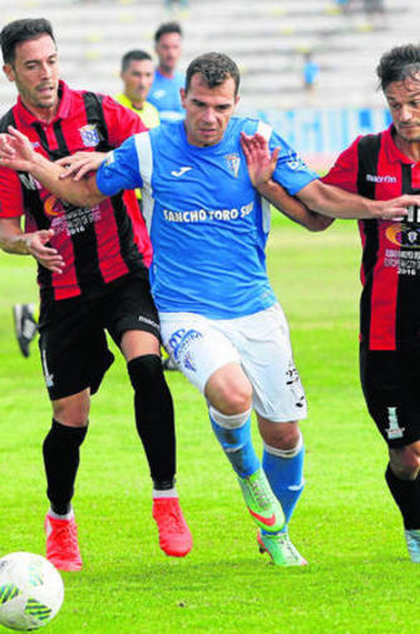 Espinar, que trabajó lo indecible en ataque, se intenta ir de dos contrarios.