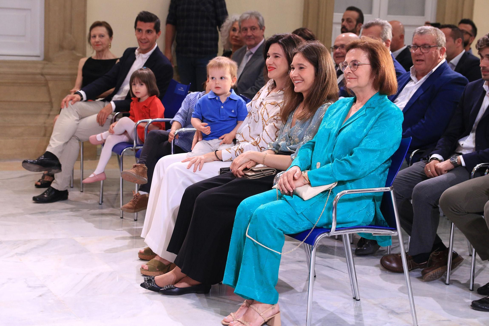 La diputación impone el Escudo de la Provincia a Pedro Caparrós