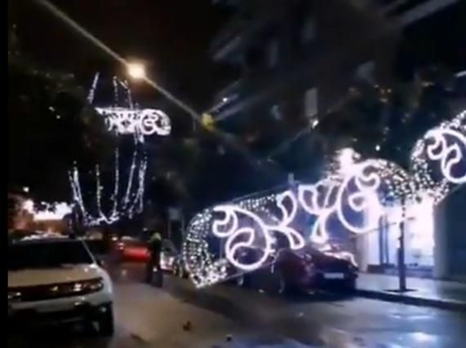 Caída del arco navideño en la calle Damasco. Caída del arco navideño en la calle Damasco.