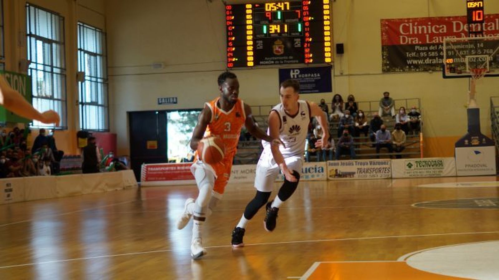 El jugador del CB Morón Tito entra a canasta.