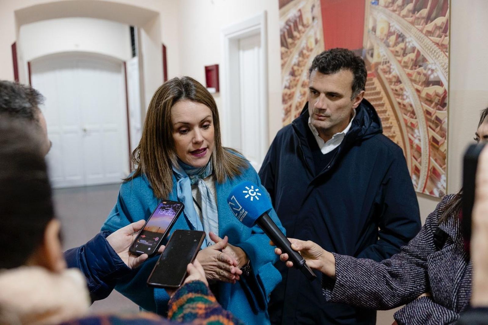 La concejala de Fiestas, Beatriz Gandullo, y el alcalde de Cádiz, Bruno García, atienden a los periodistas en el Teatro Falla.