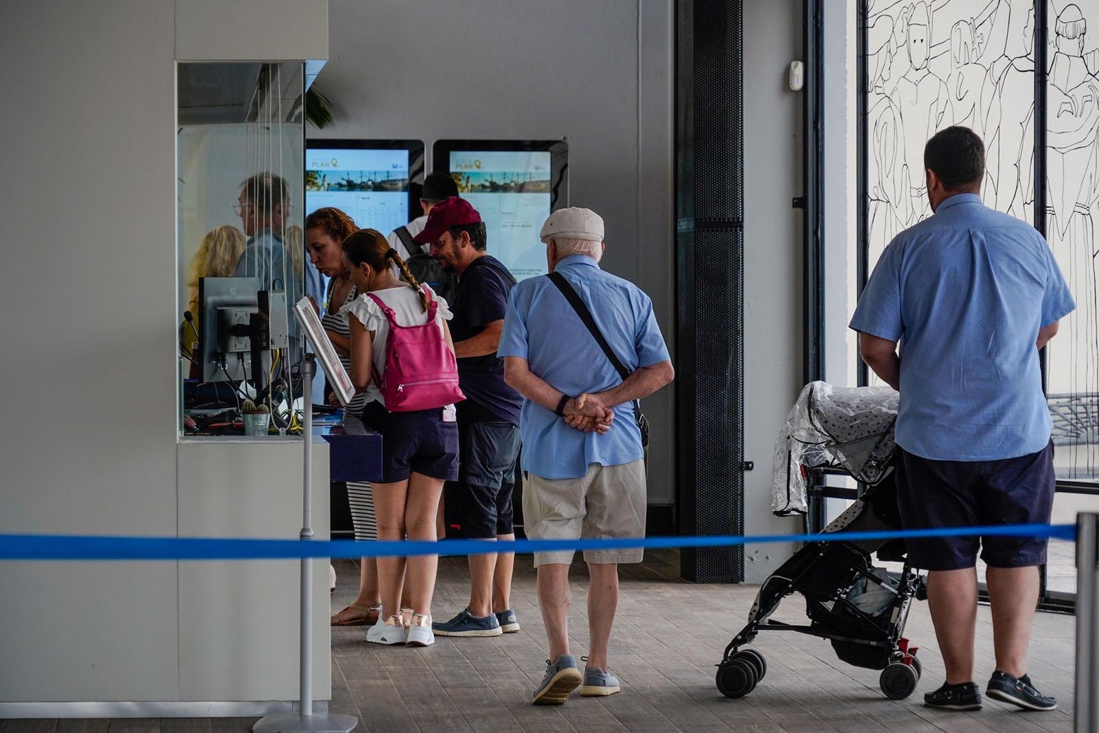 Imágenes de la visita guiada para dar a conocer las reformas realizadas en el Muelle de las Carabelas y su entorno