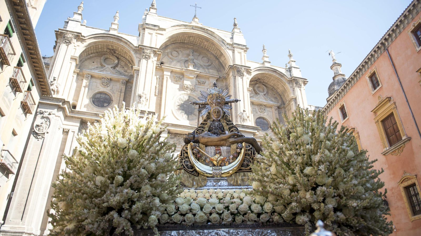 La Virgen de las Angustias delante de la Catedral