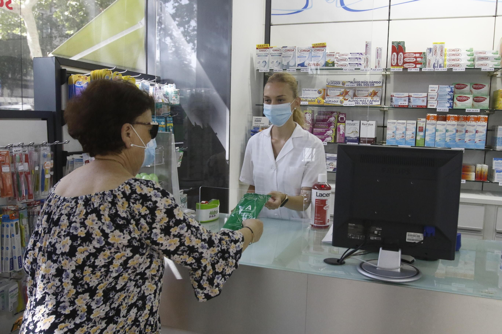 Las mascarillas dejan ya de ser obligatorias en las farmacias.