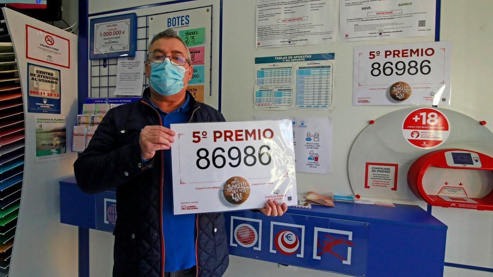 Antonio León, en su administración de La Canaleja la mañana de este martes.