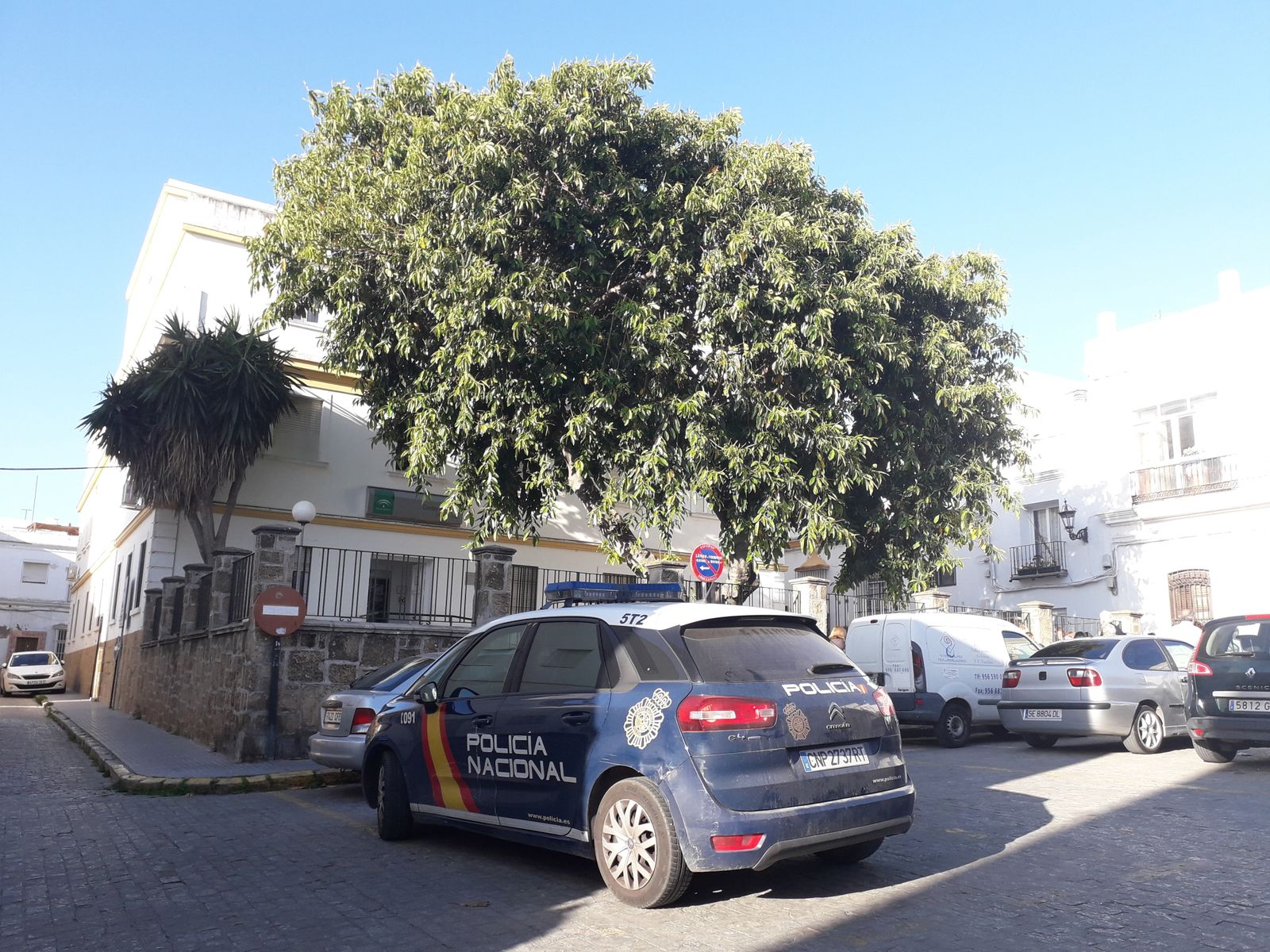 Un vehículo policial, a las puertas del centro de salud Rodríguez Arias.