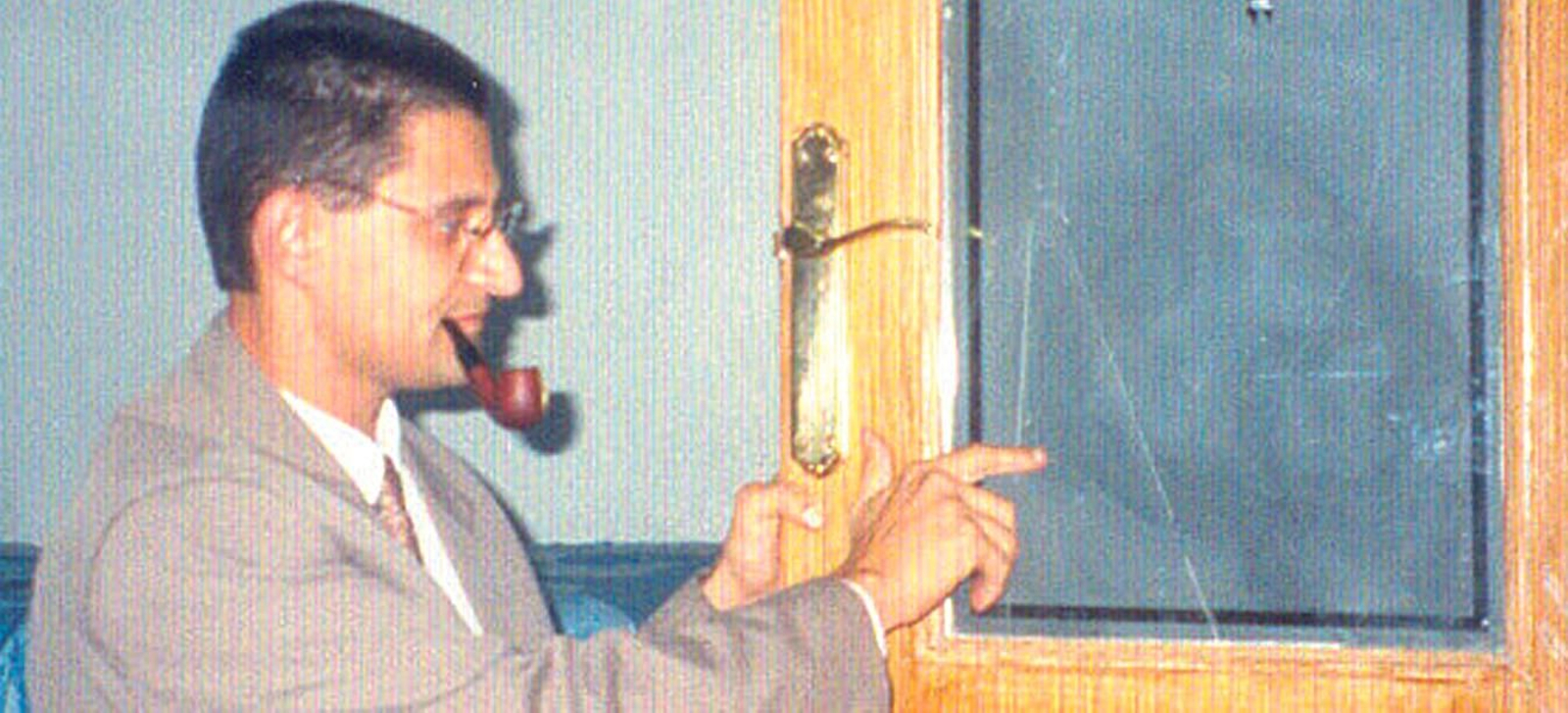 Pedro Amorós, en 1997, analizando la imagen aparecida en el cristal.