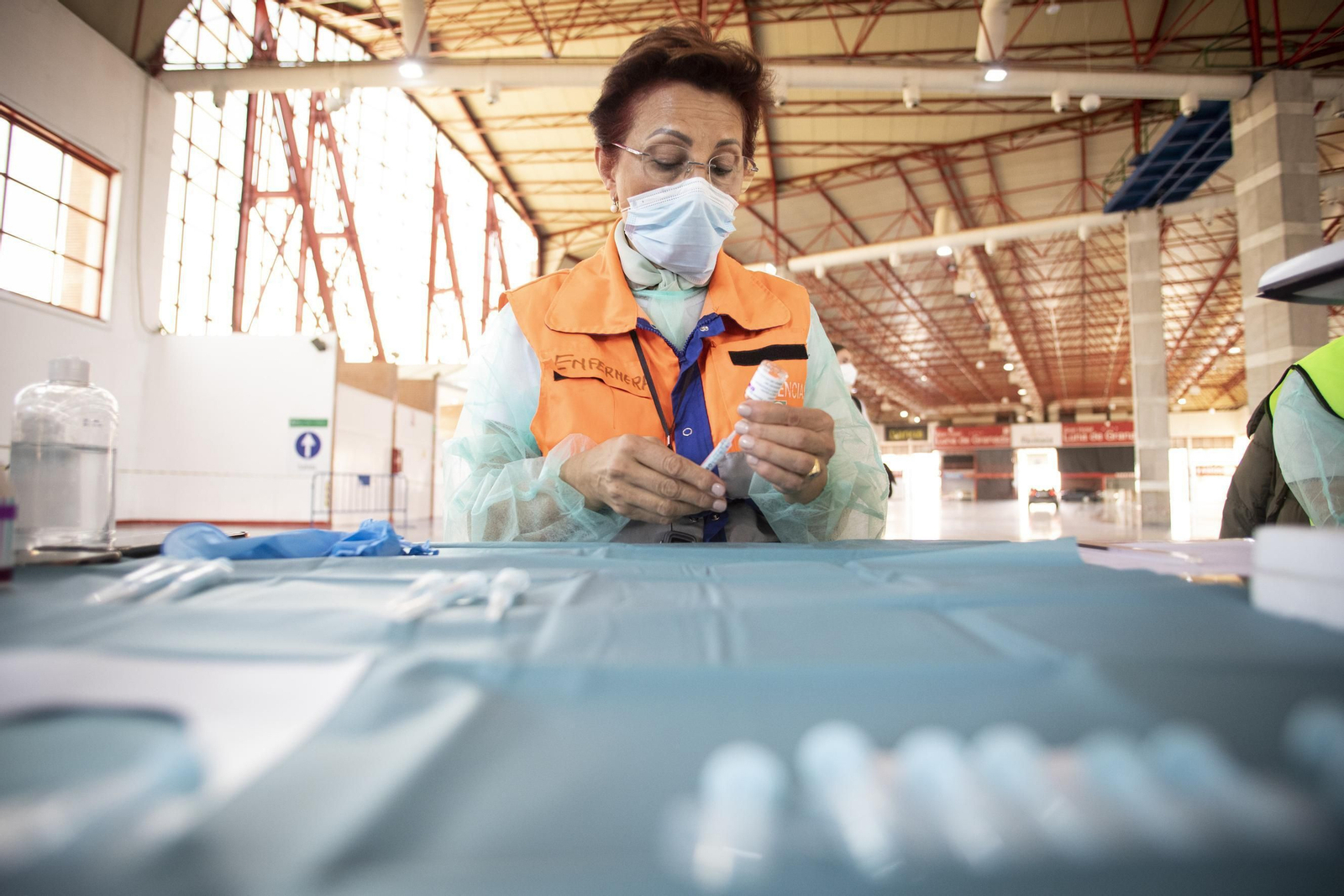 Fotos: colas en la vuelta a la vacunación masiva en Granada