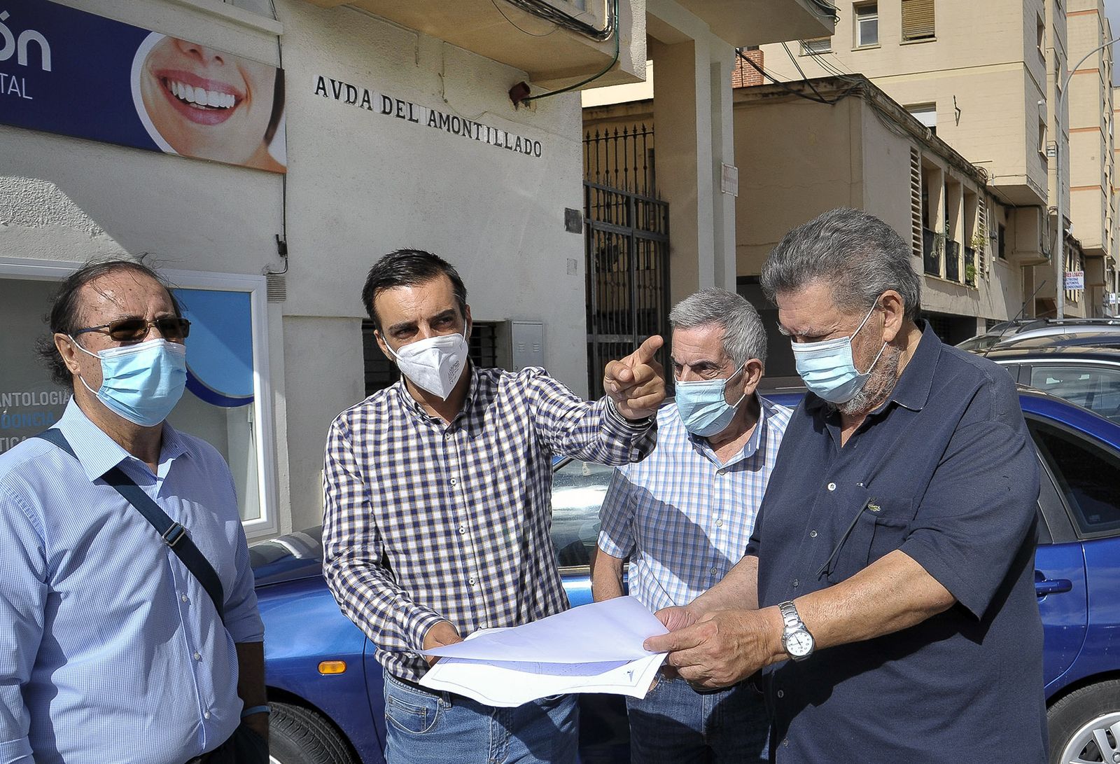 El teniente de alcaldesa de Urbanismo e Infraestructuras junto a los representantes vecinales de Icovesa.