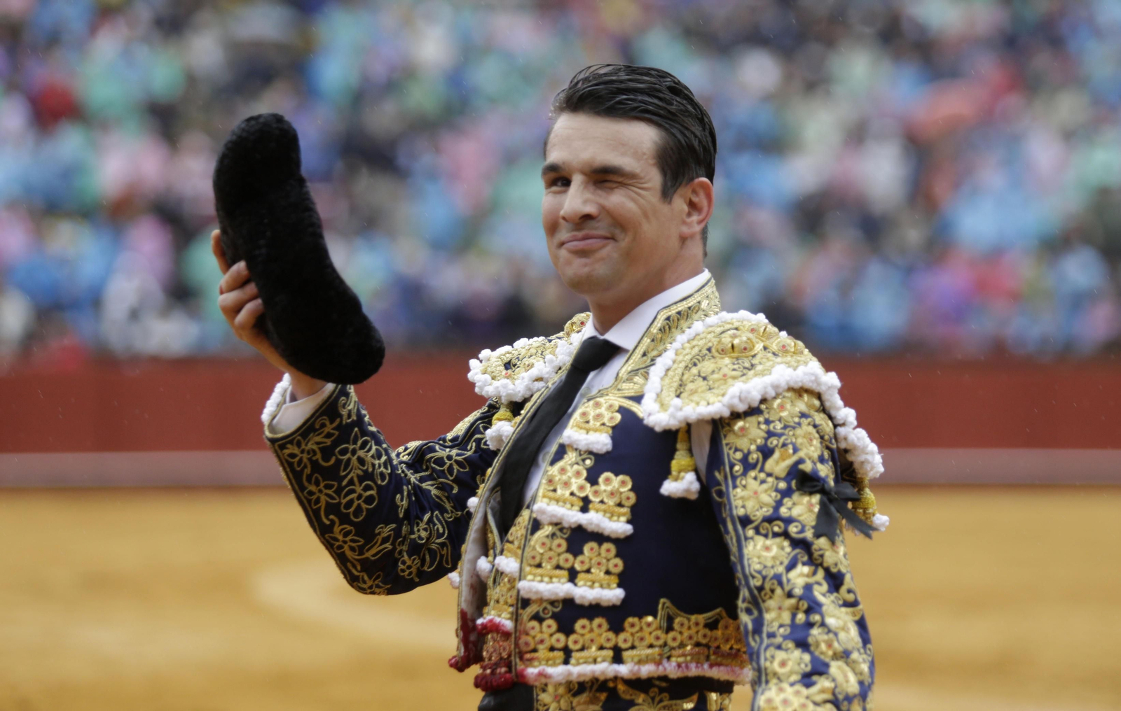 Manzanares dando una vuelta al ruedo en la Maestranza en 2017.