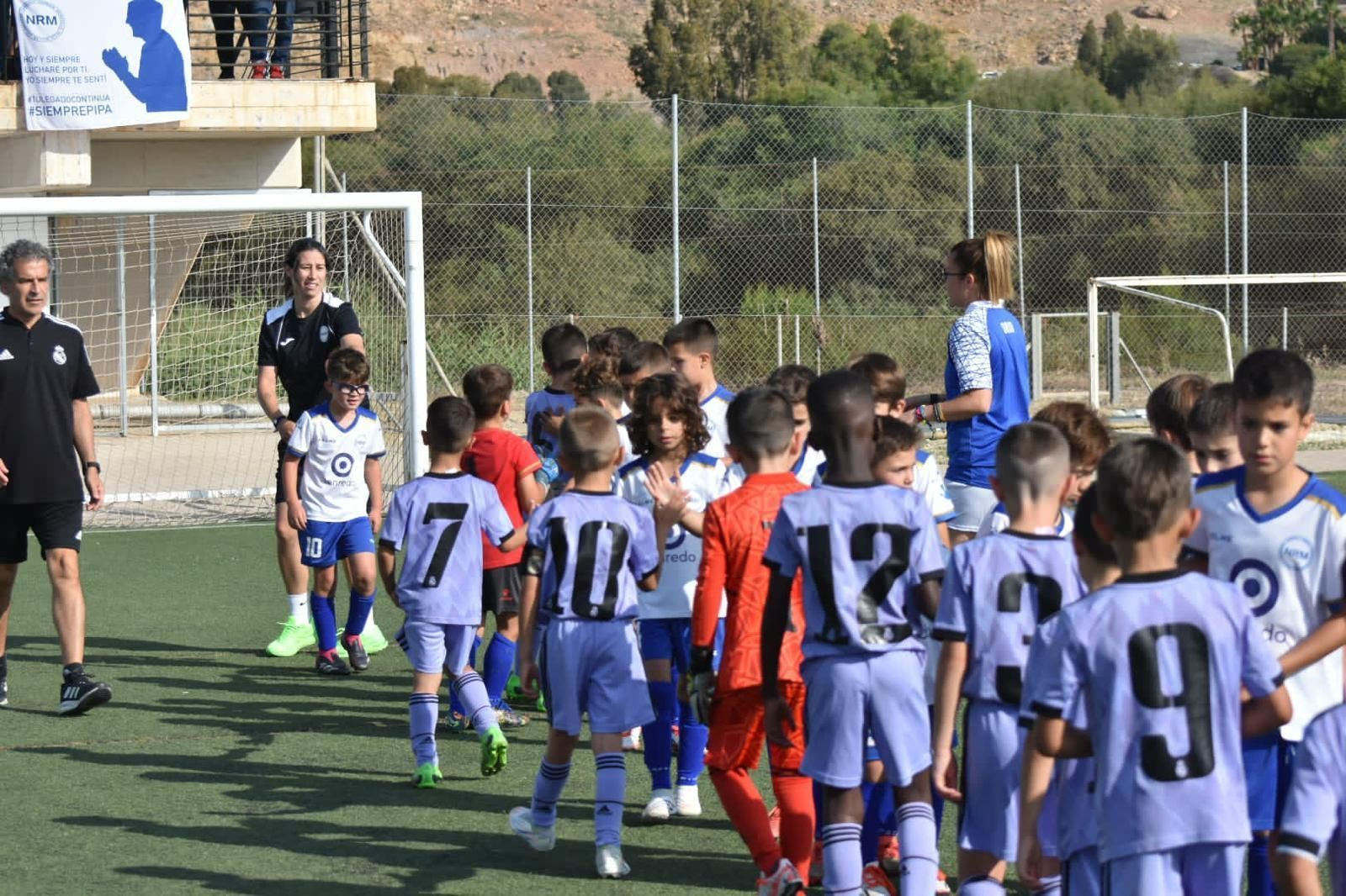 Los jóvenes futbolistas se dan la mano tras un encuentro de la pasada edición.