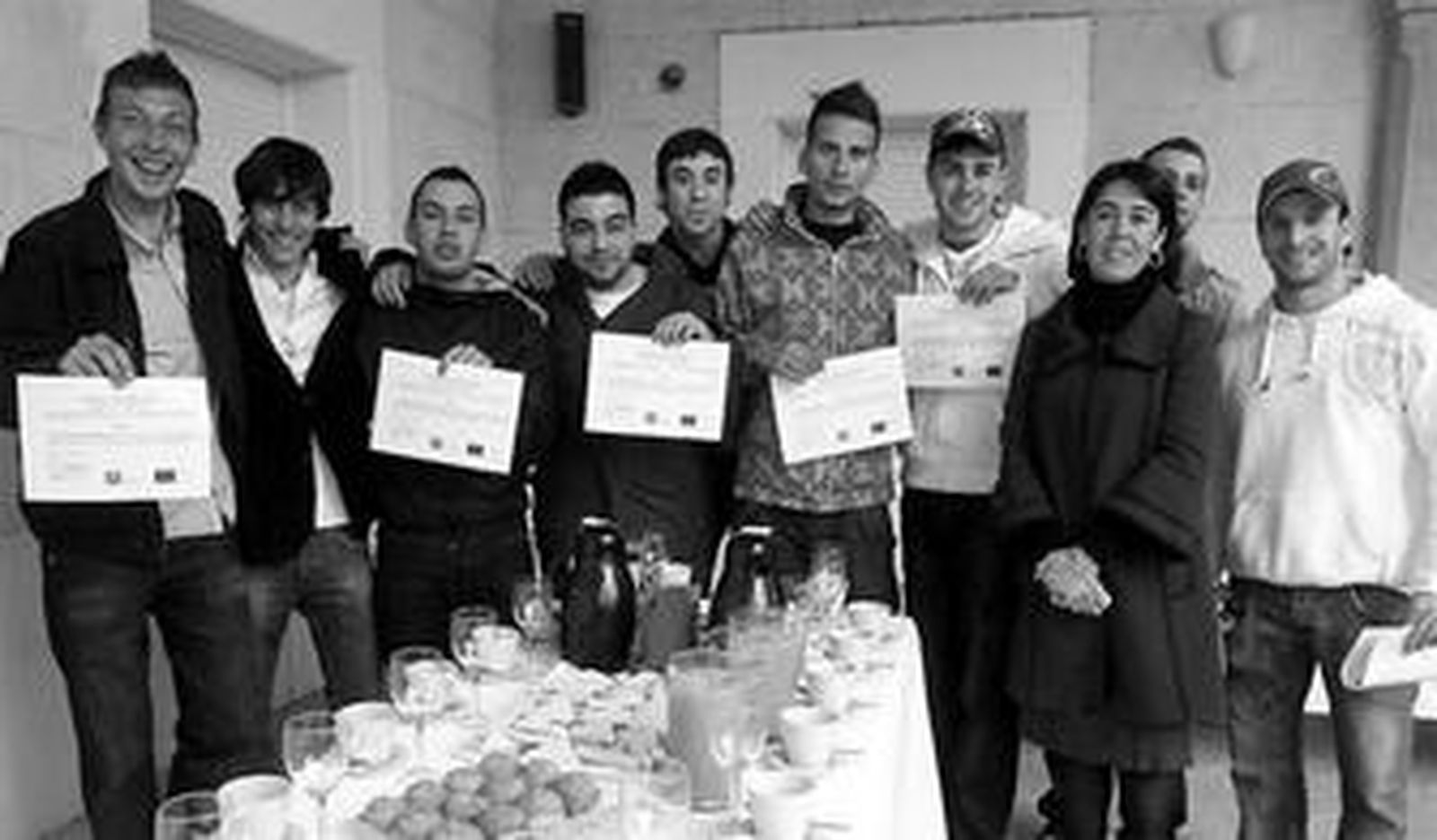 Los alumnos enseñan sus certificados junto a la vicepresidenta de IEDT, María José Valencia.