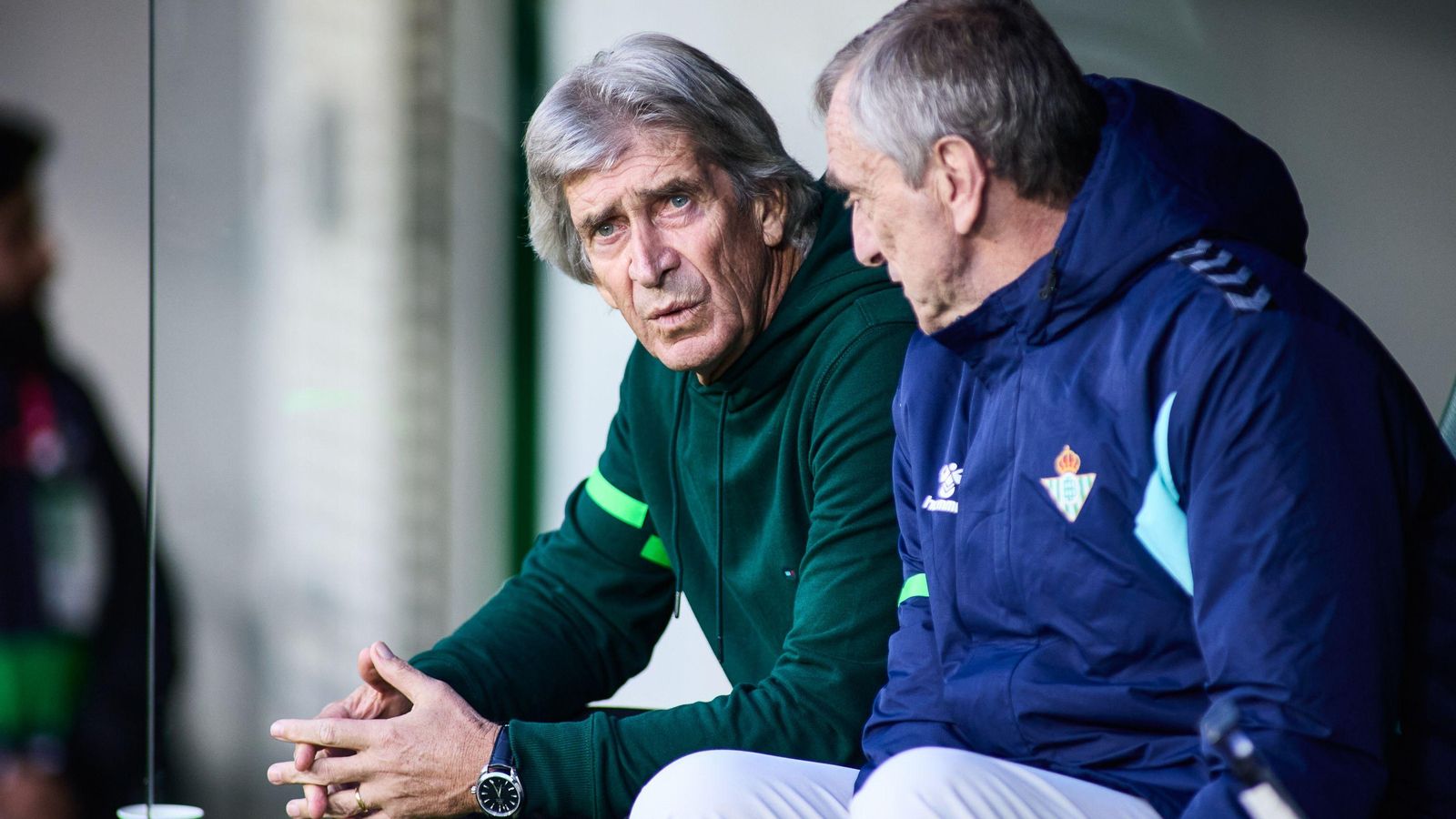 Manuel Pellegrini dialoga con su segundo, Rubén Cousillas, antes del inicio de un partido en el Villamarín.