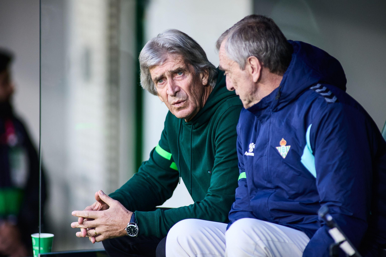 Manuel Pellegrini dialoga con su segundo, Rubén Cousillas, antes del inicio de un partido en el Villamarín.