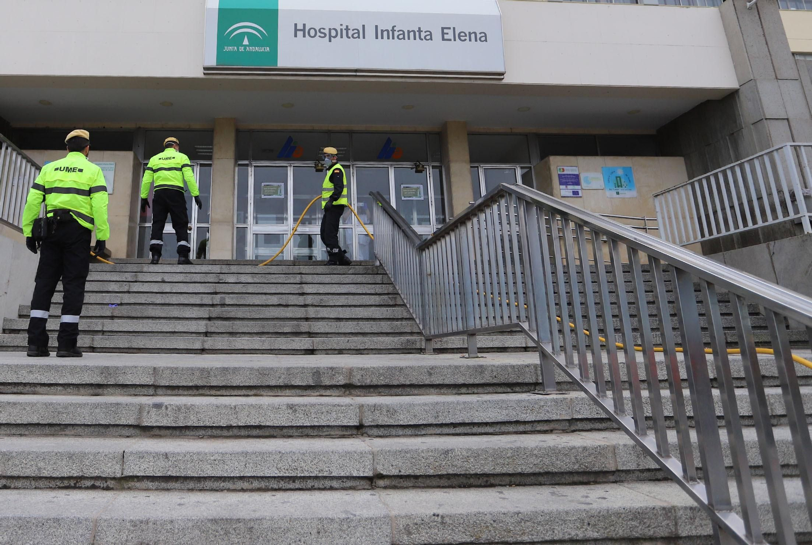 Imágenes de la UME realizando trabajos de limpieza y desinfección en el Hospital Infanta Elena de Huelva