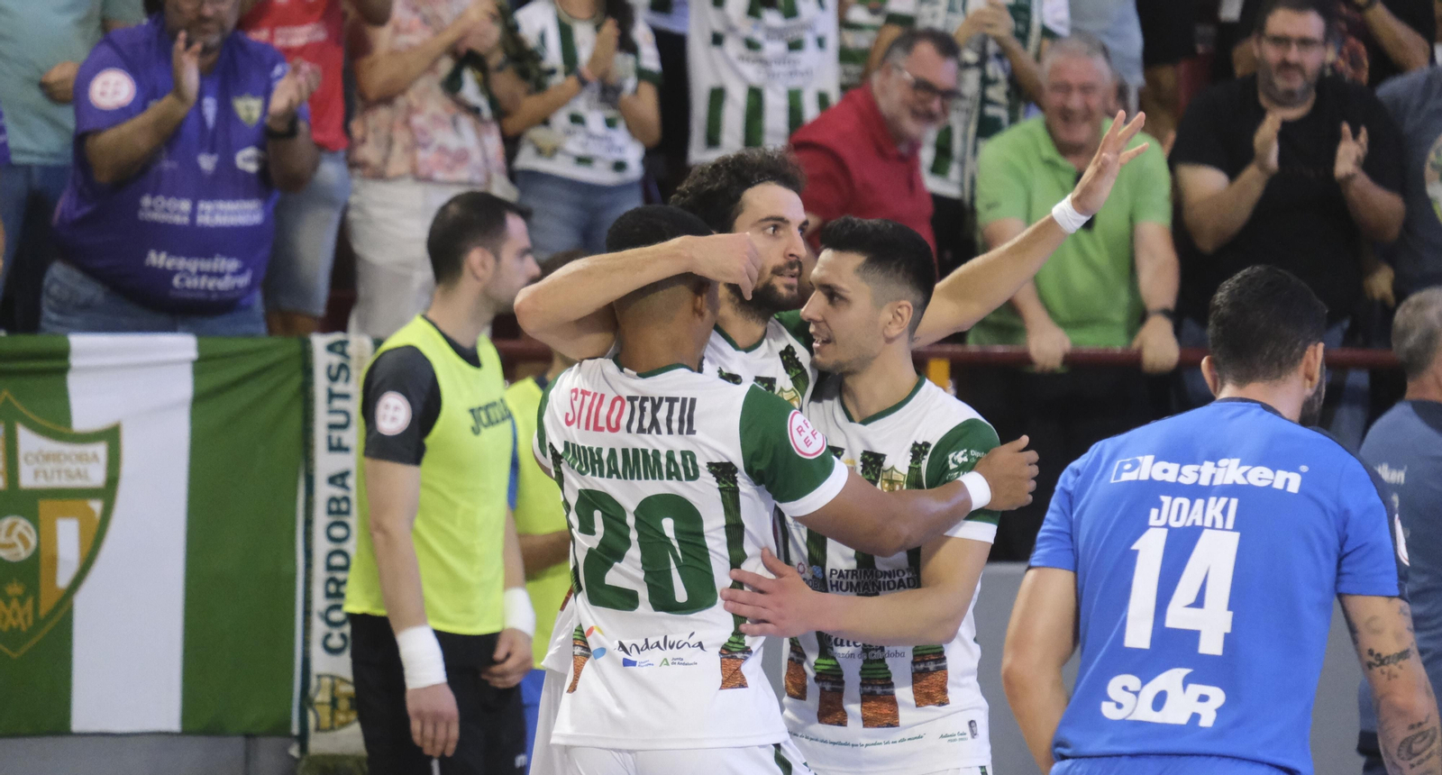 Zequi celebra uno de sus tres goles en el Córdoba Patrimonio - Alzira. Zequi celebra uno de sus tres goles en el Córdoba Patrimonio - Alzira.
