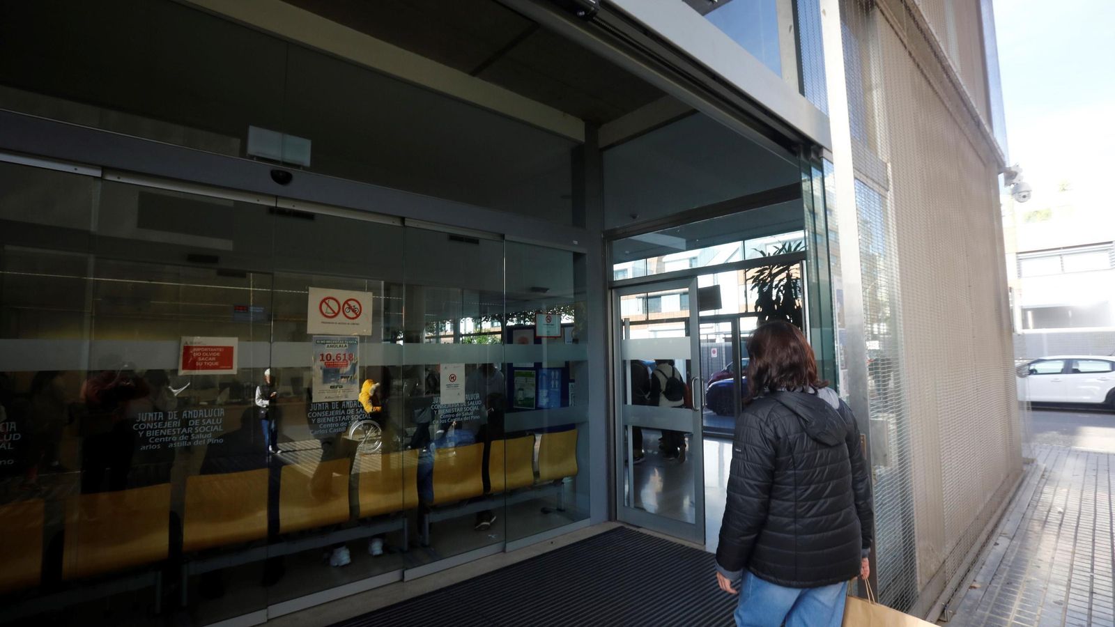 Entrada al centro de salud Carlos Castilla del Pino.