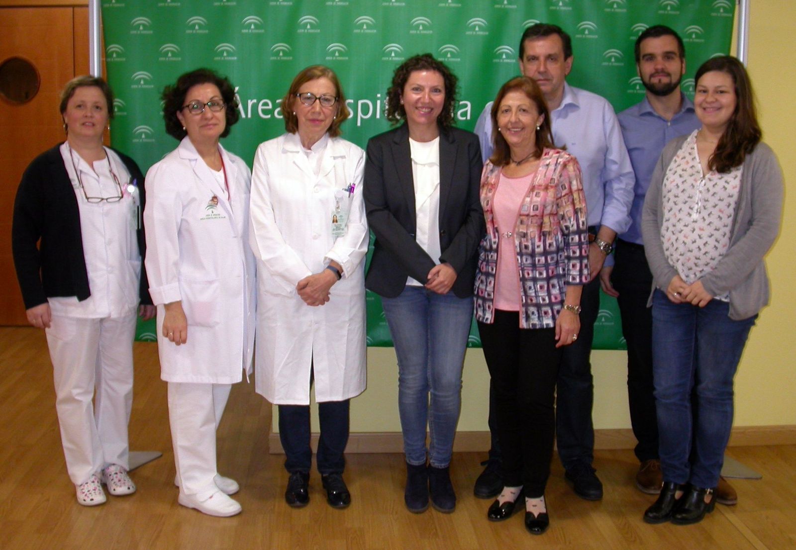 Concepción Valle, Pepa Cantero, Virginia Caballero, Eva Iglesias, Carmen Delgado, Miguel Sánchez Sevilla, José Antonio García y Elisabet Delgado, especialistas de la Unidad de Mama del Valme ayer durante la sesión celebrada en el Hospital.