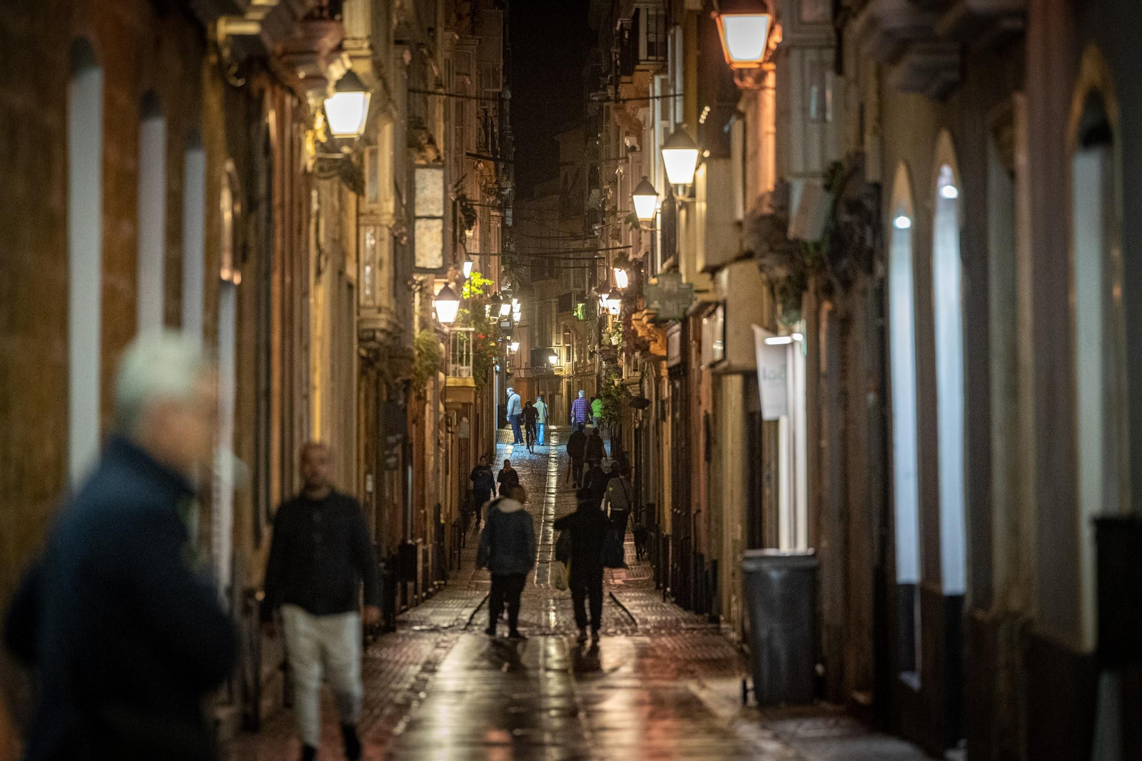 Alumbrado sin luces led en una calle del centro de Cádiz.