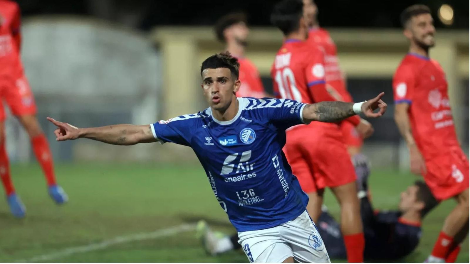 Juaniyo celebra el 2-1 de la remontada ante la Minera en el  Pedro Garrido.