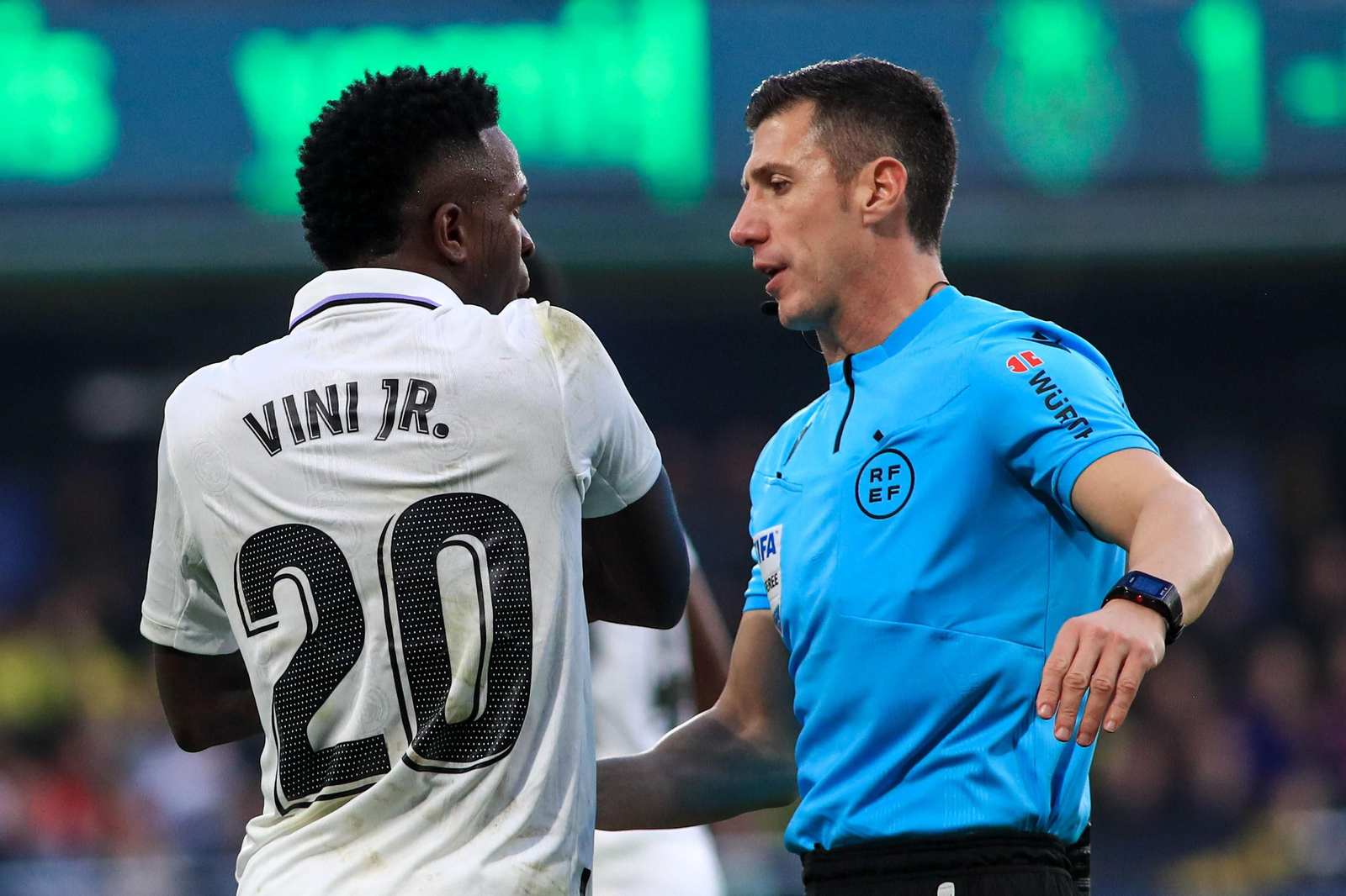 Vinicius le reclama la mano de Foyth a Soto Grado.