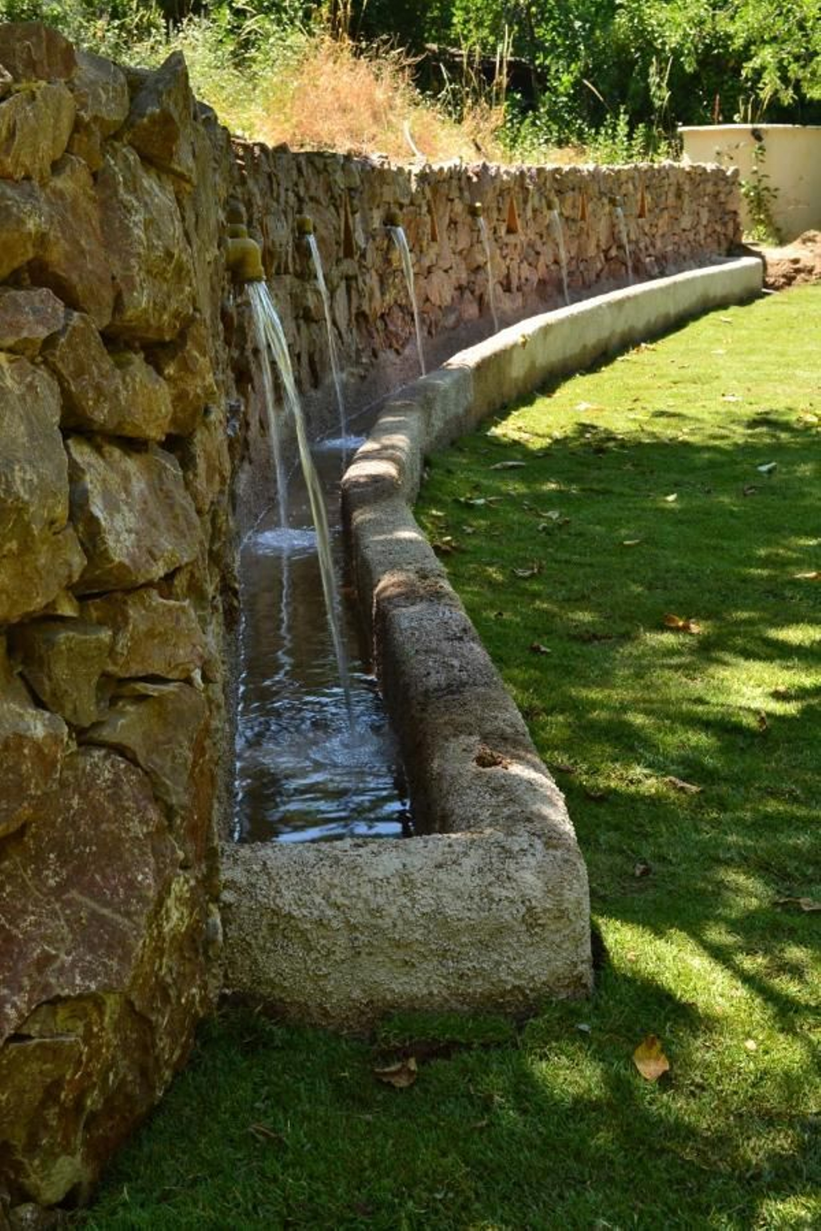 Piscina natural y desconexión: Refréscate en el pueblo del agua en Huelva
