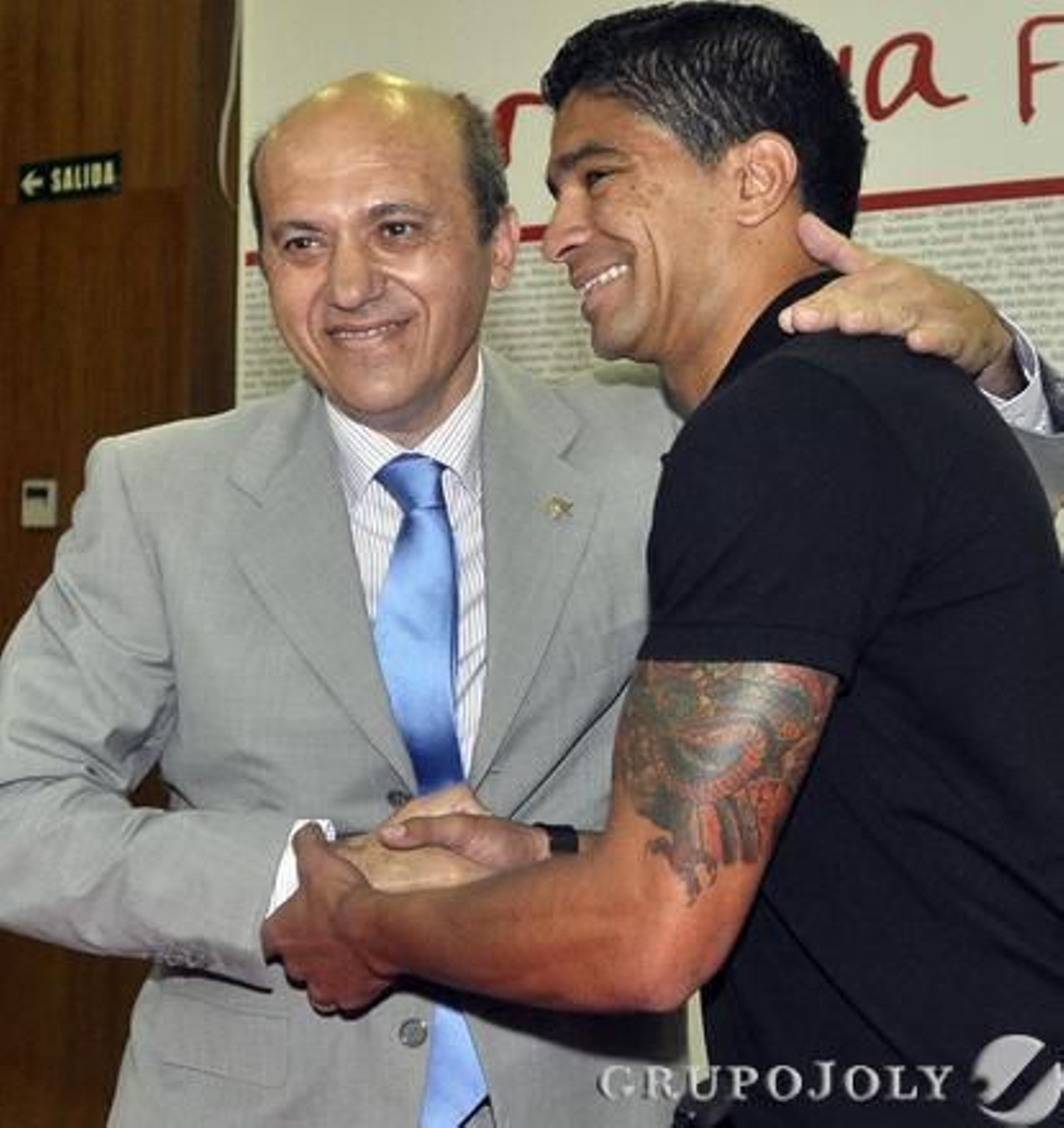 Del Nido y Renato estrechan sus manos emocionados.

Foto: Manuel Gómez