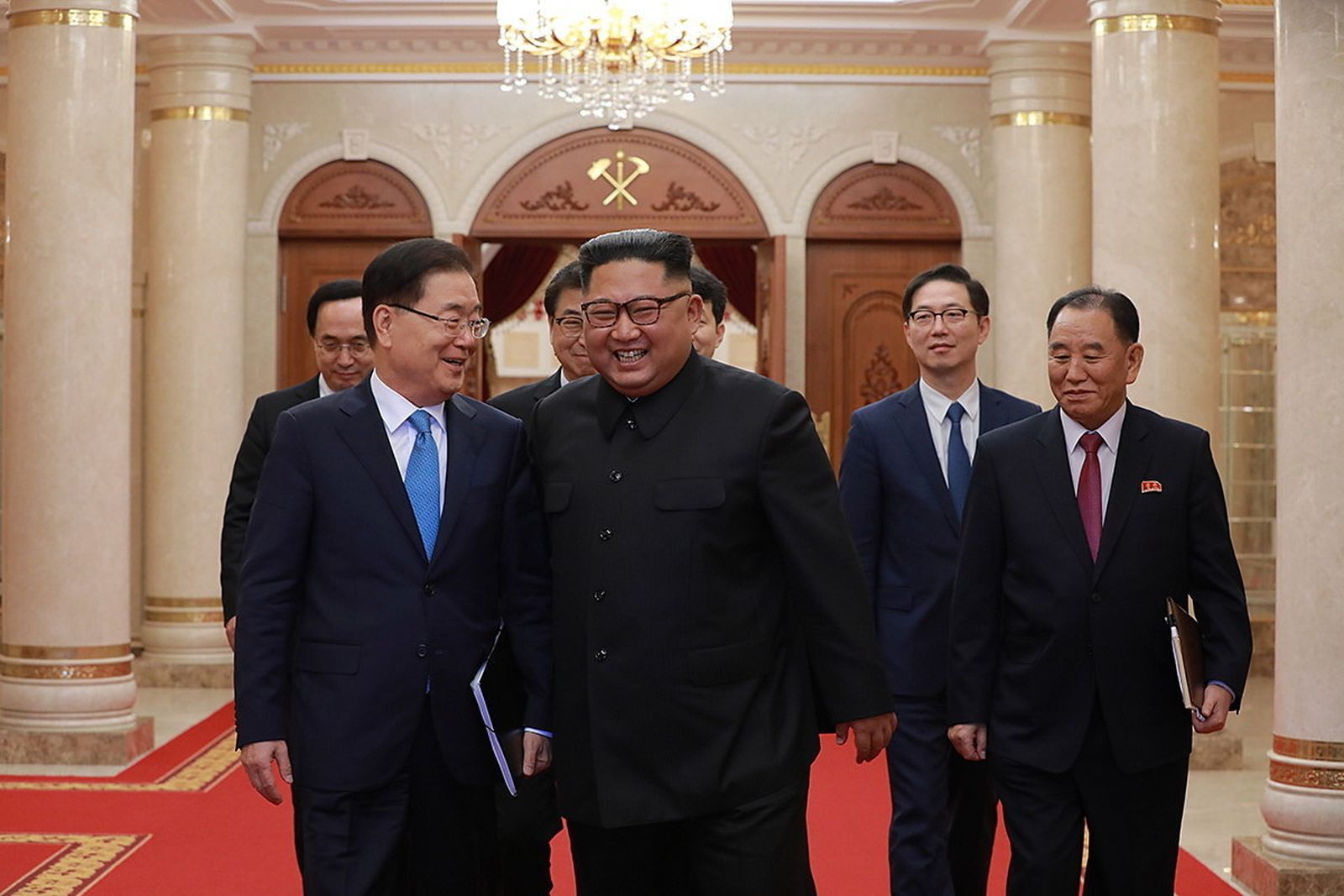 Kim Jong-un con una delegación surcoreana el pasado miércoles en Pyongyang.