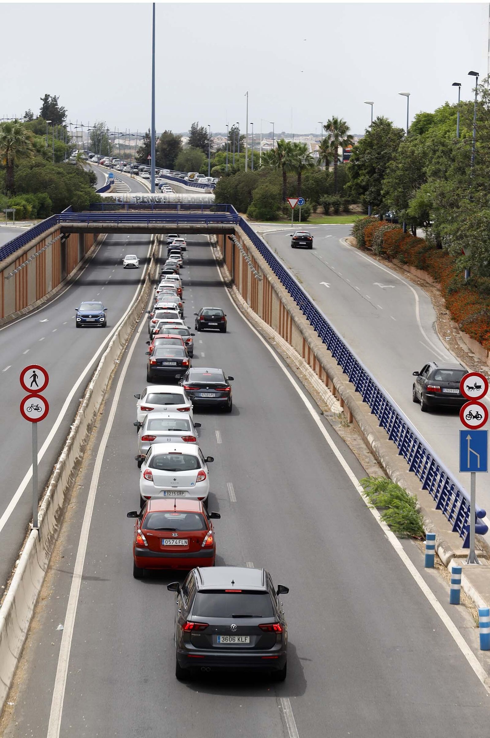 Imágenes de las retenciones provocadas por un accidente en el puente del Odiel