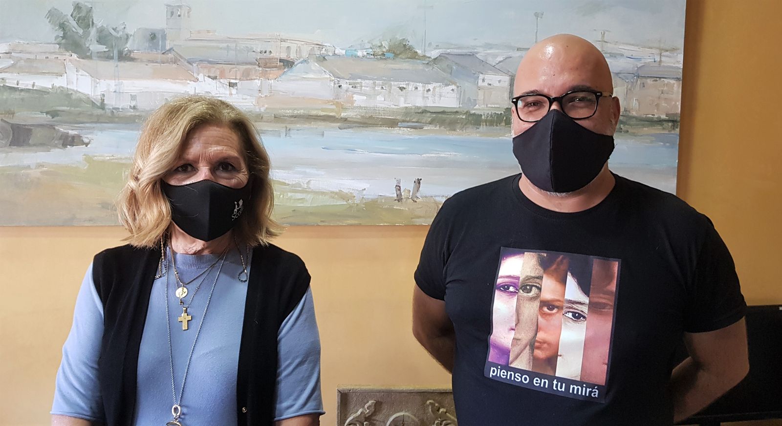 Iván Aragón, con la edil Carmen Lara.