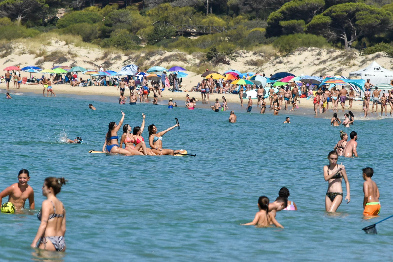 Bañistas disfrutando de la playa de Bolonia.