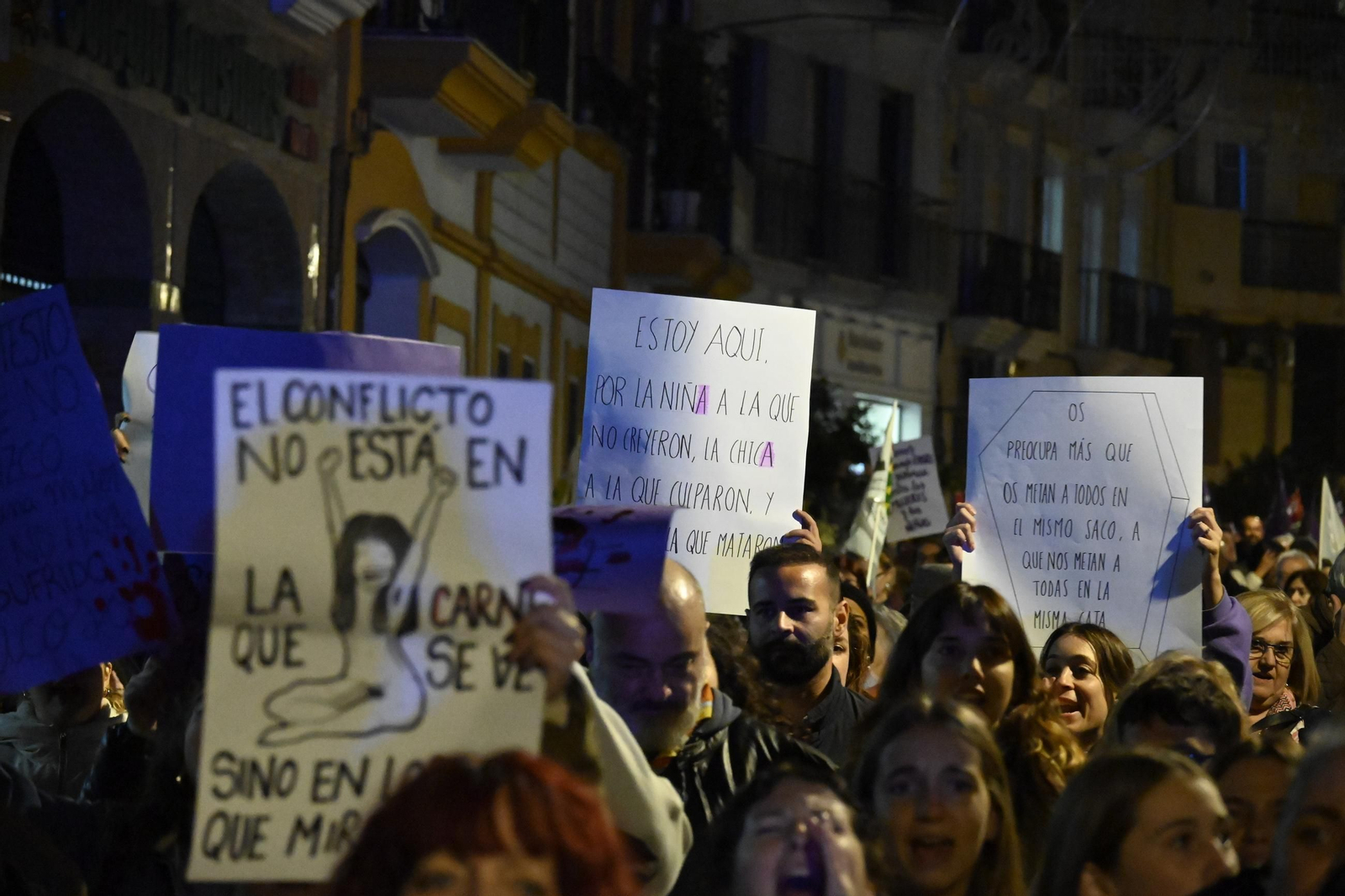 Imágenes de la manifestación con motivo del 25N en Huelva