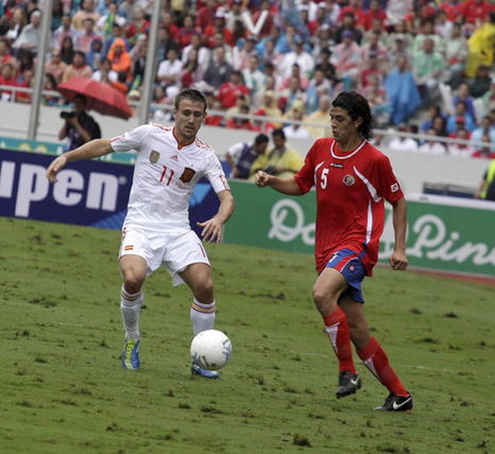 Un gol en el descuento de Villa salvó el empate de la selección española tras tener que remontar dos goles después de un desastroso primer tiempo.

Foto: efe