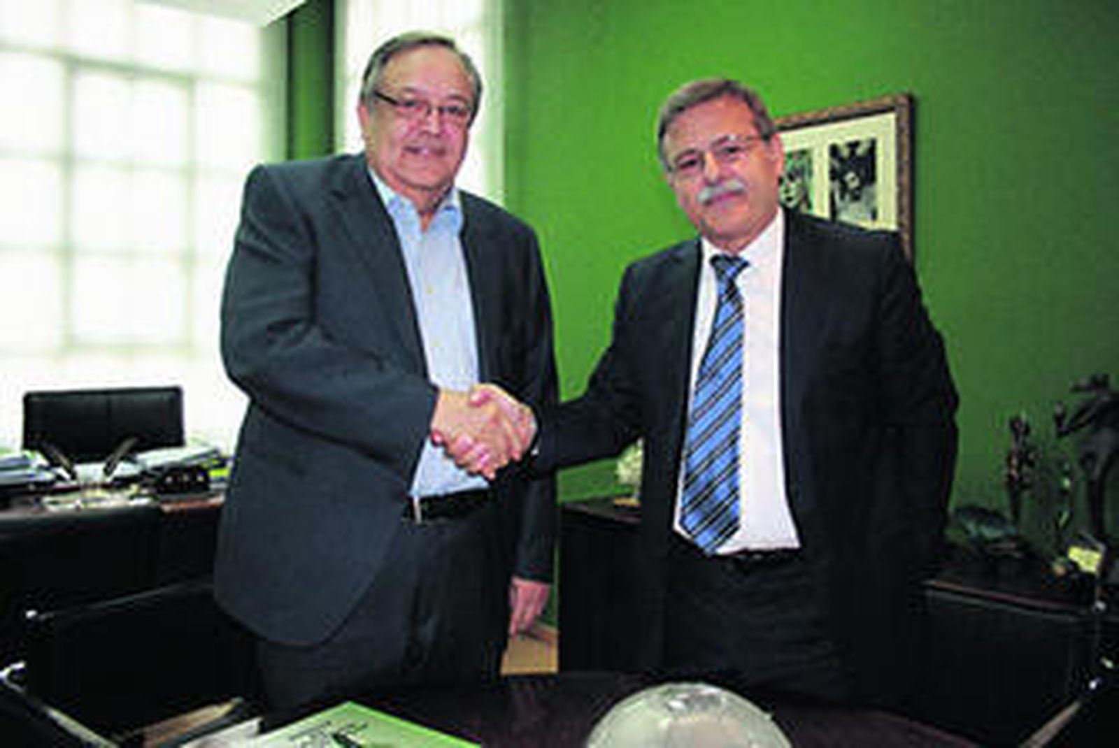 José Antonio Bosch sella su acuerdo con Eduardo Herrera.