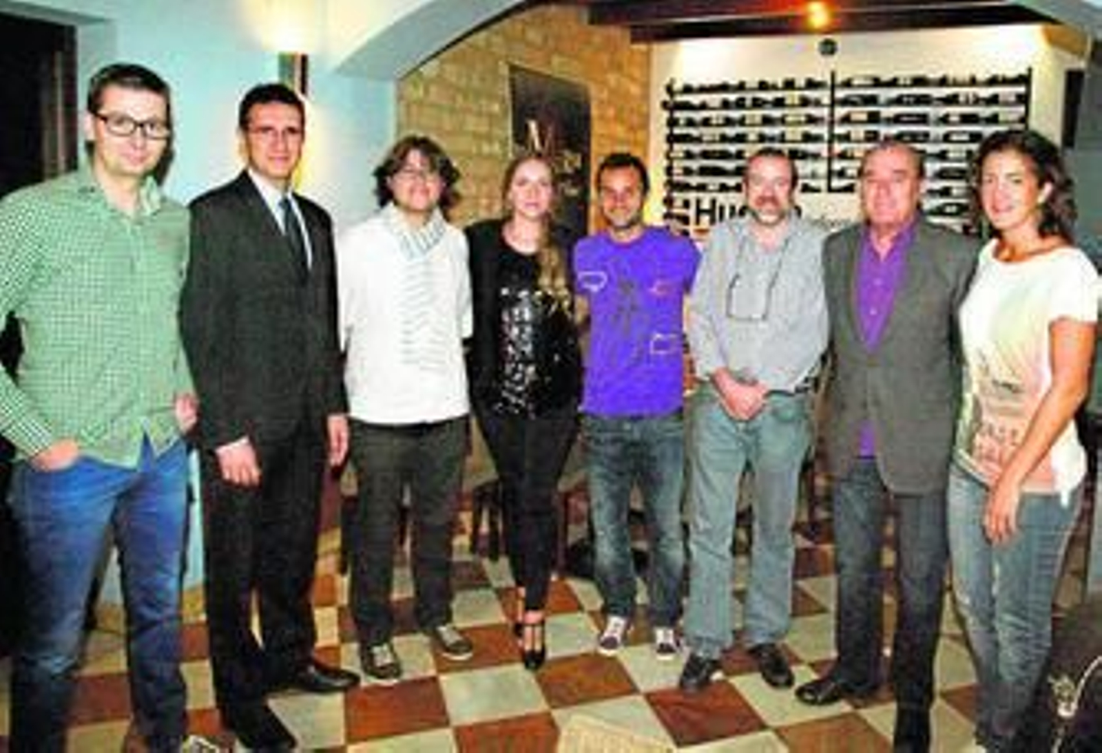 Cifu, César López Perea y Rocío Márquez posan con los miembros de la redacción de Deportes de 'Huelva Información'.