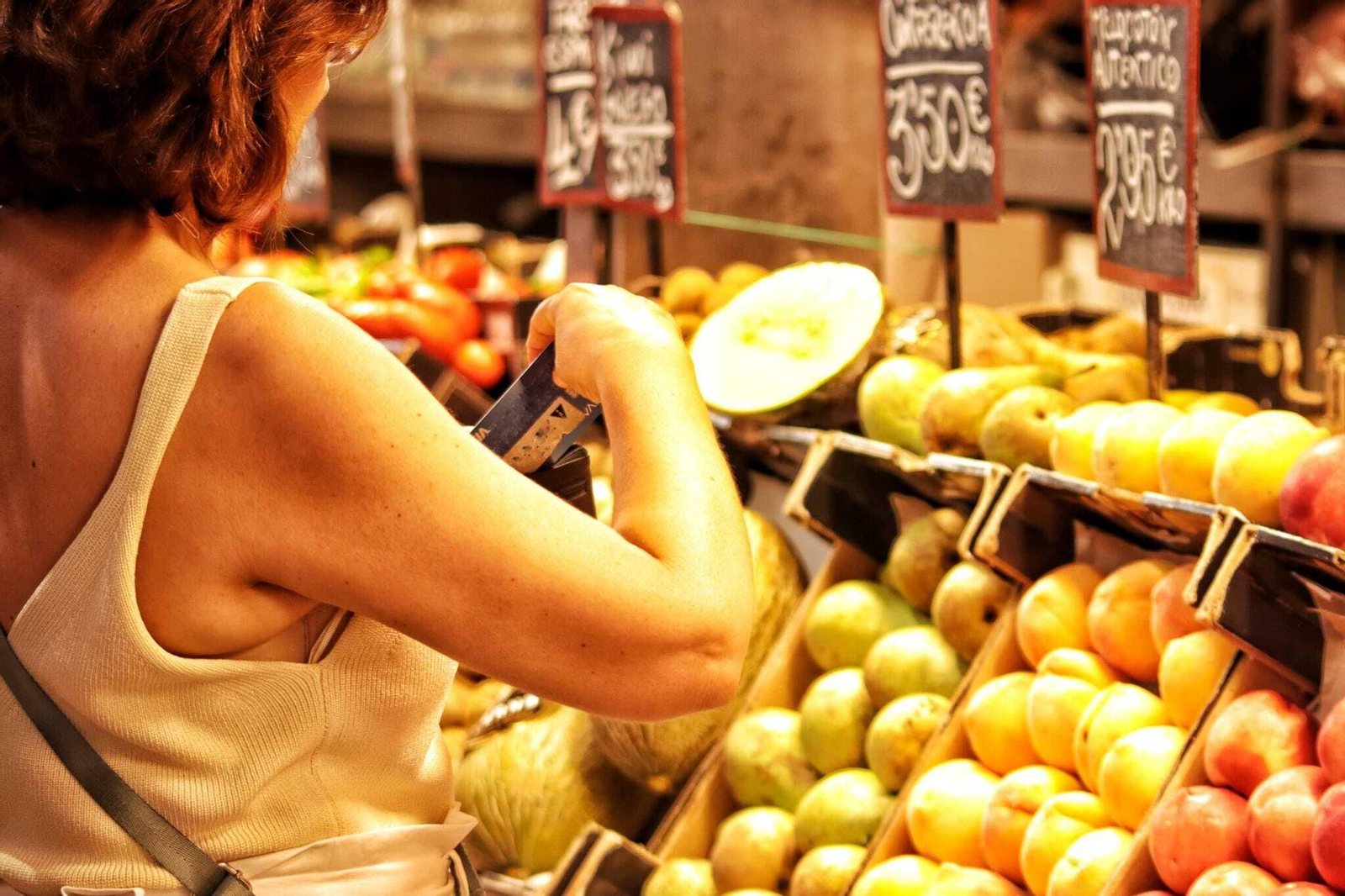 Mujer comprando en el Mercado de Atarazanas