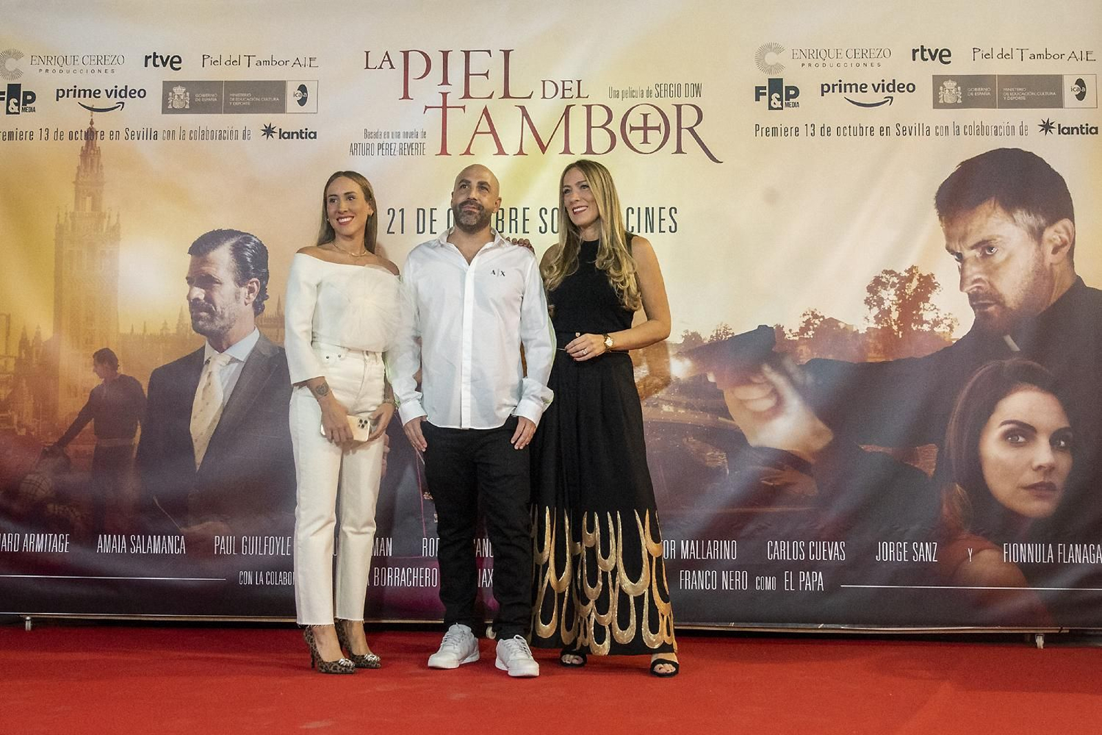 Las imágenes del preestreno de 'La piel del tambor' en Sevilla