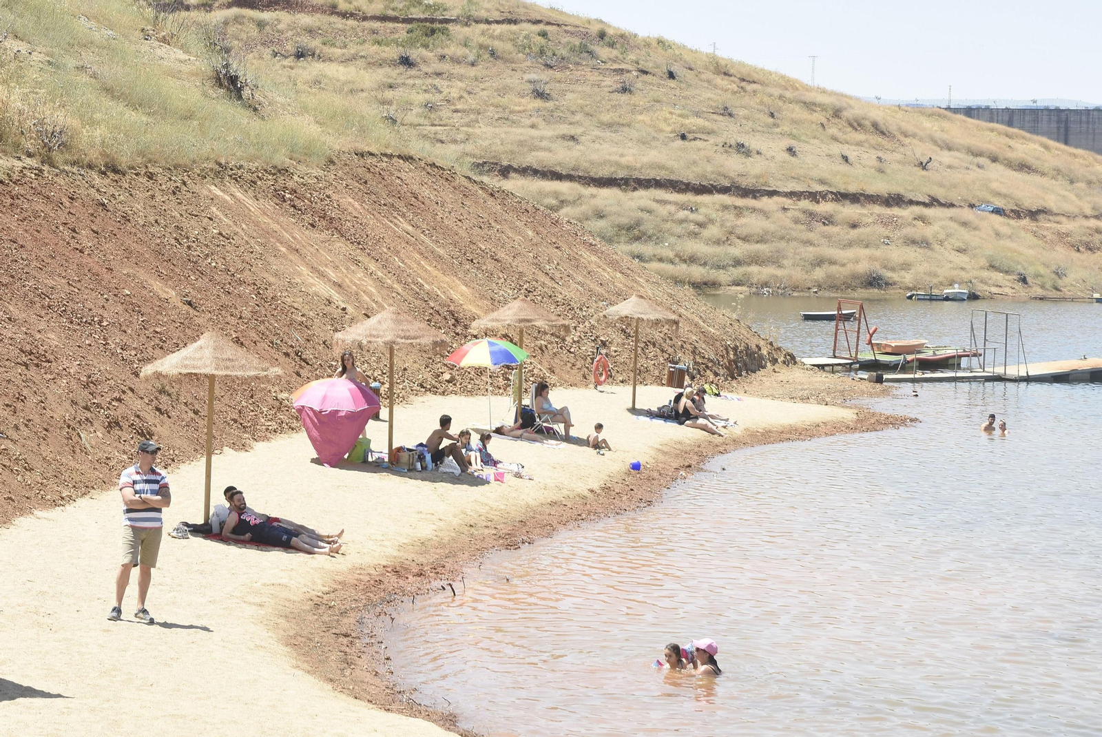 Un recorrido fotográfico por la playa cordobesa de La Breña, la única con Bandera Azul del interior de Andalucía