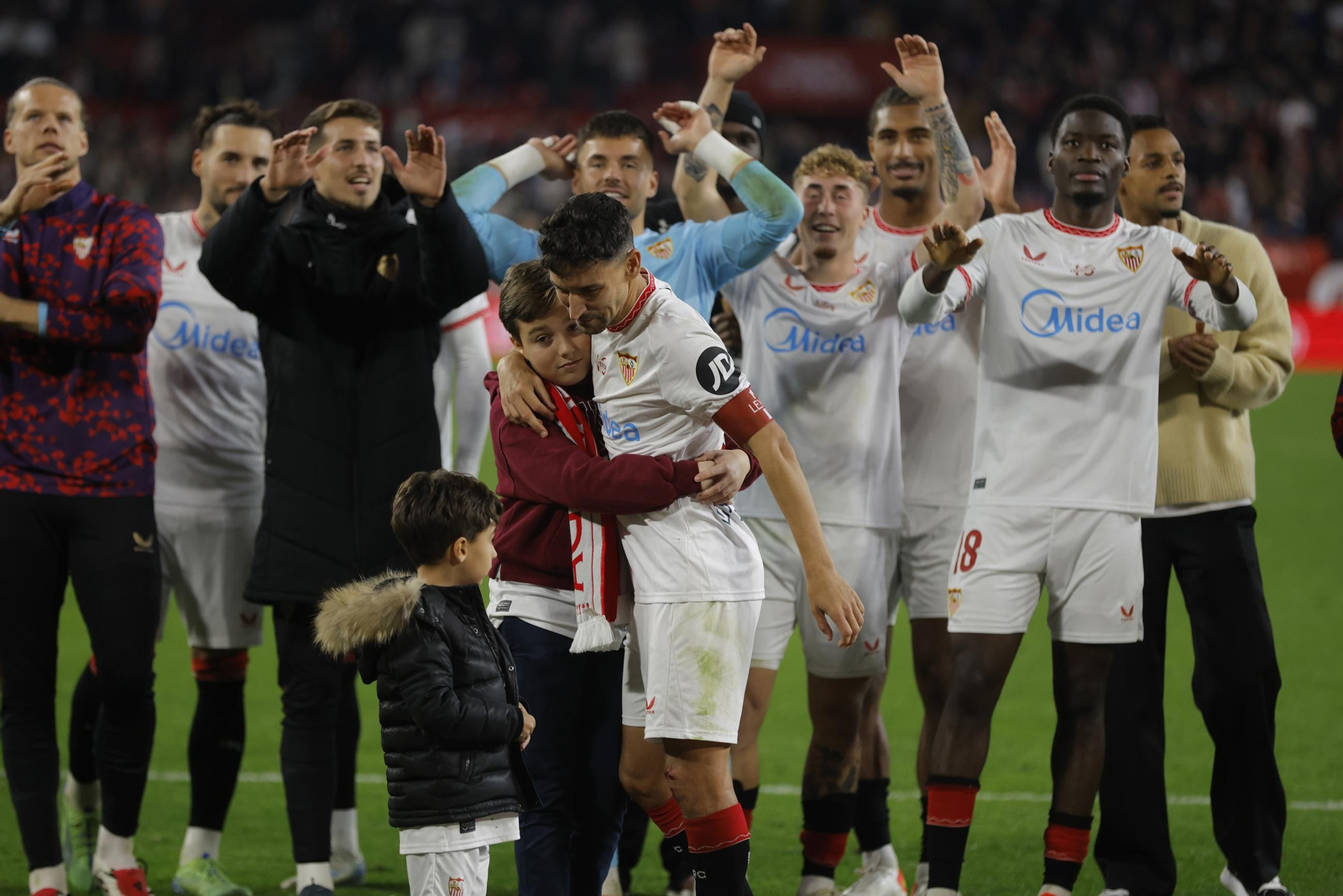 Todas las fotos de la celebración de Jesús Navas tras el partido