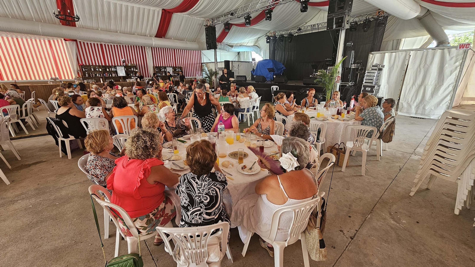 Las mujeres de San Roque disfrutan de su comida en la Feria Real